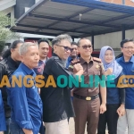 Kajari Kabupaten Kediri, Pradhana Probo Setyarjo, bersama Ketua PWI Kediri, Bambang Iswahyoedhi, dan jajaran pengurus. Foto: MUJI HARJITA/BANGSAONLINE