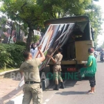 Reklame raksasa bertuliskan Gunawangsa di Jalan Raya Veteran Kebomas saat diturunkan. foto: SYUHUD/ BANGSAONLINE