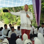 Cawabup Alif menyampaikan program kerja dan misi Qosim-Alif di hadapan warga Desa Sumurber Kecamatan Panceng. foto: ist.