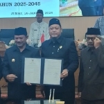 Ketua DPRD menandatangani nota kesepakatan Ranwal RPJPD Kota Madiun tahun 2025-2045. Foto: HENDRO SUHARTONO/ BANGSAONLINE
