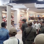 Petugas Satpol PP saat memberikan imbauan kepada pengunjung salah satu tempat perbelanjaan.