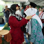 Wakil Bupati Gresik, Aminatun Habibah, saat melepas calon jemaah haji asal Kecamatan Menganti secara simbolis. Foto: SYUHUD/BANGSAONLINE.