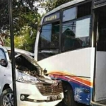 Kondisi bus dan mobil sebelum dievakuasi.