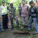 Mortir yang ditemukan penggali kubur di TPU Dsa Nganjuk Kecamatan Gondang. foto: soewandito/ BANGSAONLINE