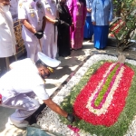Dankodiklatal Laksdya TNI Nurhidayat saat tabur bunga di Makam Gus Dur. foto: AAN AMRULLOH/ BANGSAONLINE
