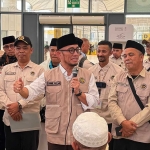 Wakil Menteri Haji dan Umrah, Dahnil Anzar Simanjuntak, saat menyampaikan keterangan pers soal penertiban KBIHU. Foto: MCH 2026