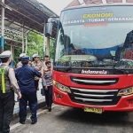 Petugas saat mengecek kendaraan di Terminal Purabaya atau lebih dikenal sebagai Terminal Bungurasih.
