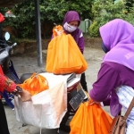 Petugas saat memberikan paket bantuan kepada balita posyandu di Desa Tertek. (foto: kominfo)