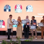 Assistant Department Manager Government & External Relation PT Smelting,  Bouman T. Situmorang (kiri) menyerahkan piagam.kepada para  pemerhati TBC. FOTO: ist.