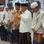 Pendiri sekaligus Pengasuh Pondok Pesantren Amanatul Ummah, Prof. Dr. KH. Asep Saifuddin Chalim M.A, atau yang akrab disapa Kiai Asep, bersama santri pemenang Tryout Akbar.