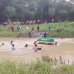 Jenazah diseberangkan ke sungai dengan ban bekas.