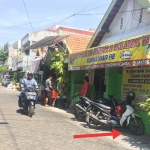 Lokasi pencurian helm di Surabaya.