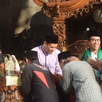Wali Kota Kediri saat menyapa warga dan menerima ucapan selamat Hari Raya Idul Fitri dari sejumlah warga. Foto: Ist