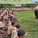 Para siswa SMK PGRI 1 Gresik penuh semangat mengikuti bela negara. foto: SYUHUD/ BANGSAONLINE