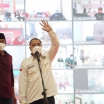 Wali Kota Surabaya Eri Cahyadi (baju putih) membuka langsung Raker dan Sarasehan Forkom LPMK Tahun 2021, di Balai Diklat Pegawai Pemkot Surabaya, Jalan Prigen, Pasuruan, Sabtu (20/3).