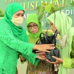 Gubernur Jatim Khofifah membagikan 150 bibit buah-buahan saat menghadiri pelantikan Pengurus Cabang (PC) Muslimat NU Kabupaten Kediri.