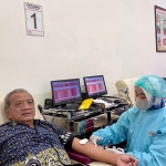 BPJS Kesehatan Kantor Cabang Malang saat melakukan donor darah kepada salah satu pasien.