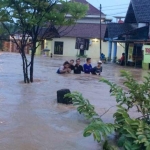 Kondisi rumah warga di Selorejo, Mojowarno yang terendam banjir foto: RONY S/ BANGSAONLINE