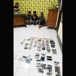 Pelaku dan barang bukti saat diamankan.
