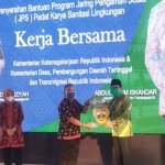 Penyerahan Jaring Pengaman Sosial (JPS) Padat Karya Sanitasi Lingkungan di Desa Pandanagung, Kecamatan Soko, Kabupaten Tuban, Sabtu (24/10/2020). (foto: ist)