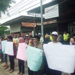Puluhan tukang ojek yang melakukan aksi. Foto: SOFFAN/BANGSAONLINE