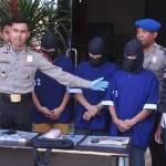 Ketiga tersangka narkoba yang diamankan petugas Polsek Jambangan. foto: ekoyono/BANGSAONLINE