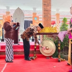 Pj Bupati Nganjuk Sri Handoko Taruna saat membuka pameran ditandai dengan tabuhan gong.