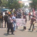 SOLIDARITAS: Aksi mahasiswa saat demo di bundaran DPRD Jember. foto: BANGSAONLINE