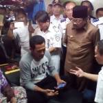 Menhub Ignasius Jonan didampingi Gubernur Jatim Soekarwo, berdialog dengan penumpang kapal untuk keperluan balik. foto: DEVI F A/ BANGSAONLINE