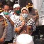 Ayni Zuhro, S.E., M.M., Ketua DPRD Kabupaten Mojokerto saat menemui para pengunjuk rasa.