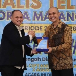 Penghargaan yang diberikan IJTI Malang Raya ke Kapolres Batu.
