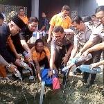 ?

Kapolres Bojonegoro, AKBP Ady Wibowo memegang curigen biru, mengawali pemusnahan minuman keras. Foto:eky nur hadi/BANGSAONLINE