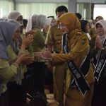 Wali Kota Kediri Vinanda Prameswati saat menyalami pada guru peserta 
 Workshop.