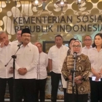 Mensos Gus Ipul usai menggelar rapat bersama Menteri PPA di Gedung Kemensos