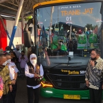 Gubernur Jawa Timur, Khofifah Indar Parawansa, saat melaunching Bus Trans Jatim di Terminal Porong, Sidoarjo, Jumat (19/8/2022). Foto: Ist