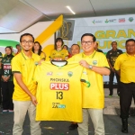 Dirut Petrokimia Gresik, Dwi Satriyo Annurogo (kanan), saat menunjukkan jersey ketika launching GPPI. Foto: Ist