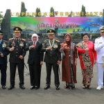 Gubernur Khofifah (empat dari kiri) usai menghadiri upacara HUT ke-77 TNI di Lapangan Brawijaya, Rabu (5/10/2022).