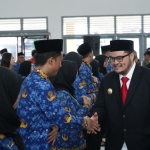 Bupati Kediri Hanindhito Himawan Pramana saat menyalami para ASN. (Ist). 