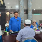 Para takmir Masjid Agung Bangkalan sedang melayani warga yang ingin mengecek kesehatan di Masjid Agung Bangkalan. (Ist)
