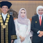 Gubernur Khofifah saat menghadiri pelantikan Prof. Madyan sebagai Rektor Unair periode 2025-2030.

