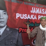 
Ketua Harian Situs Ndalem Pojok Persada Soekarno Kediri, Kushartono, saat memegang keris dan tombak, pusaka milik Bung Karno usai dijamas. (Ist).