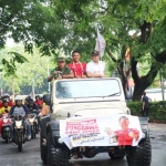 Kapolres AKBP Wahyu S. Bintoro, Dandim 0817 Letkol Inf Budi Handoko, dan Dimas Drajad naik jeep terbuka keliling Gresik.
