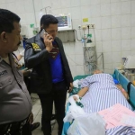 Petugas mendatangi RSUD Jombang untuk melihat kondisi Evi, ibu korban. foto: RONY S/ BANGSAONLINE