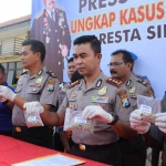 Kapolres Sidoarjo AKBP Muh Anwar Nasir saat menunjukkan barang bukti.