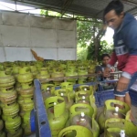 Kegiatan di sebuah pangkalan eliji. foto: RONY S/ BANGSAONLINE