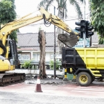 Alat berat diturunkan untuk mempercepat pengerukan saluran air di Jalan Veteran Kota Kediri. foto: ist.