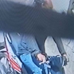 Tangkapan layar rekaman CCTV aksi penjambretan yang dilakukan di Jalan Darmoyudo, Purworejo, Kota Pasuruan, Minggu (3/8/2025). Foto: Ist.