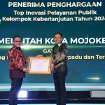 Sekdakot Mojokerto saat menerima penghargaan