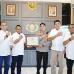 Lutfil Hakim, Ketua PWI Jawa Timur ketika menyerahkan penghargaan kepada Kapolrestabes Surabaya, Kombes Pol Akhmad Yusep Gunawan.