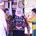 Gubernur Khofifah Indar Parawansa saat menerima penghargaan dari PHDI (dok. ist)